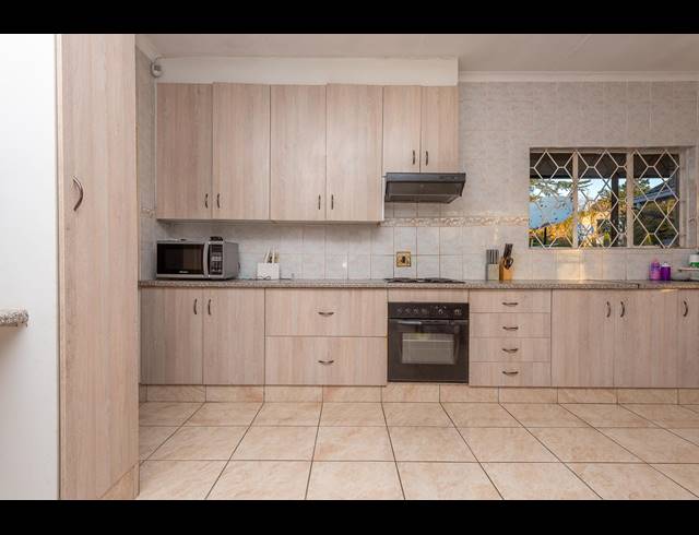 5 BEDROOM FREEHOLD SOLD IN BRACKENHURST
